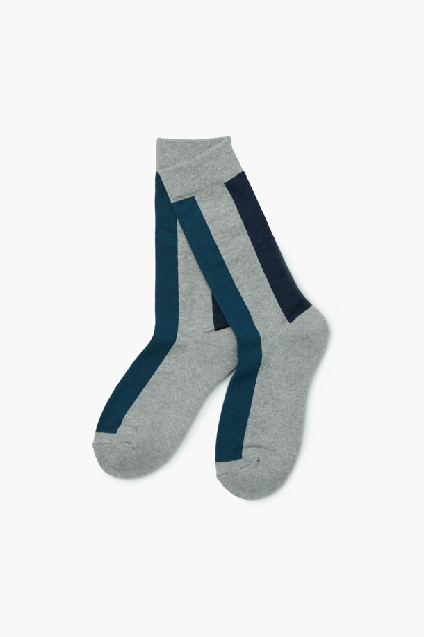FW 컬러블록 양말은 그레이와 네이비 컬러, 3가지 배색의 컬러블록 디자인으로 포인트를 더한 양말입니다. 부드러운 면 소재로 제작되어 사계절 내내 편안하게 착용할 수 있으며, 신축성 있는 소재로 활동성을 높였습니다. 발목 위로 올라오는 기장과 바닥 파일지 사양으로 편안함과 안정감을 제공합니다. 캐주얼, 미니멀, 클래식 스타일은 물론 동네 마실룩, 산책룩 등 다양한 TPO에 활용하기 좋습니다. 일상에서 멋과 편안함을 동시에 누려보세요.

