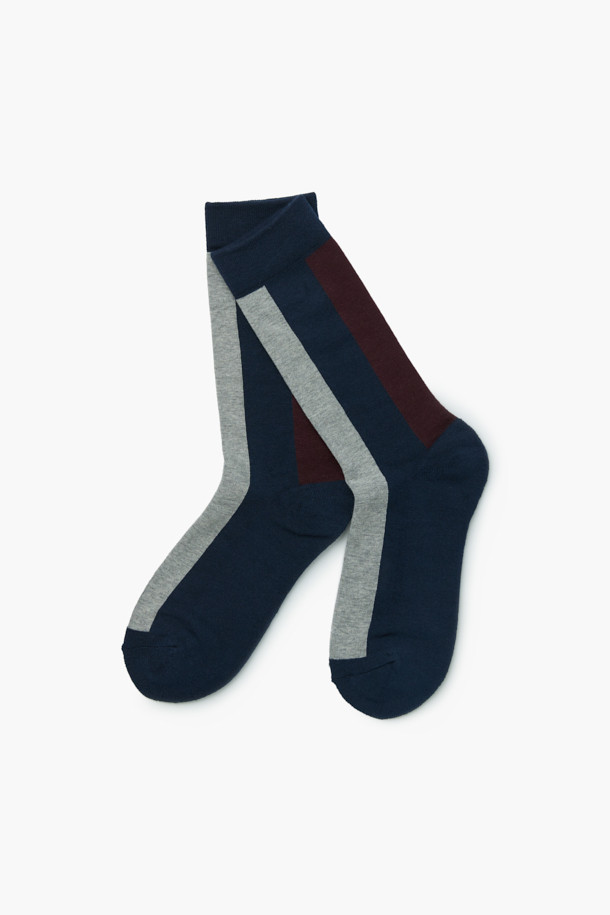 FW 컬러블록 양말은 네이비, 그레이, 버건디 3가지 색상 배색으로 포인트를 더한 양말입니다. 면 소재로 제작되어 부드러운 촉감과 편안한 착용감을 제공하며, 사계절 내내 활용하기 좋습니다. 발목 위로 올라오는 기장으로, 캐주얼, 미니멀, 클래식 스타일 모두에 잘 어울립니다. 신축성이 있어 활동성을 높였으며, 바닥 부분은 파일지 사양으로 제작되어 내구성을 더했습니다. 동네 마실룩이나 산책룩에 편안하게 매치하여 개성 있는 스타일을 연출해보세요.

