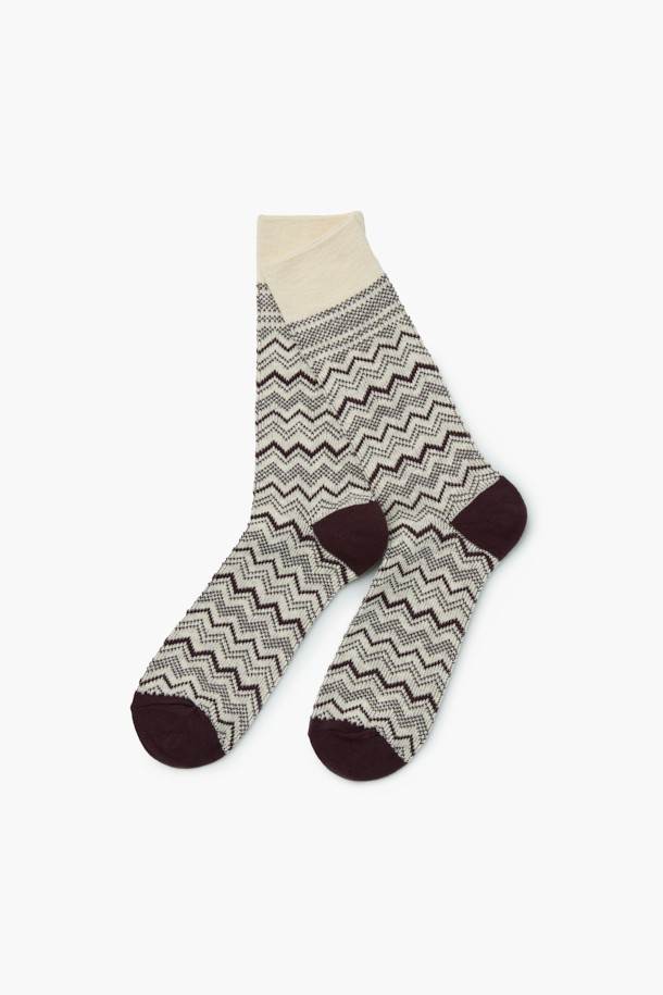 FW 페어아일 양말은 가을, 겨울 시즌에 어울리는 공용 양말입니다. 부드러운 면 소재로 제작되어 편안한 착용감을 선사하며, 발목 위까지 올라오는 기장으로 따뜻하게 발을 감싸줍니다. 아이보리, 브라운 두 가지 색상으로 제공되며, 페어아일 무늬가 돋보여 캐주얼, 클래식, 미니멀 스타일 모두에 잘 어울립니다. 집콕룩, 가을 나들이룩, 겨울 데일리룩 등 다양한 TPO에 활용하기 좋습니다.
