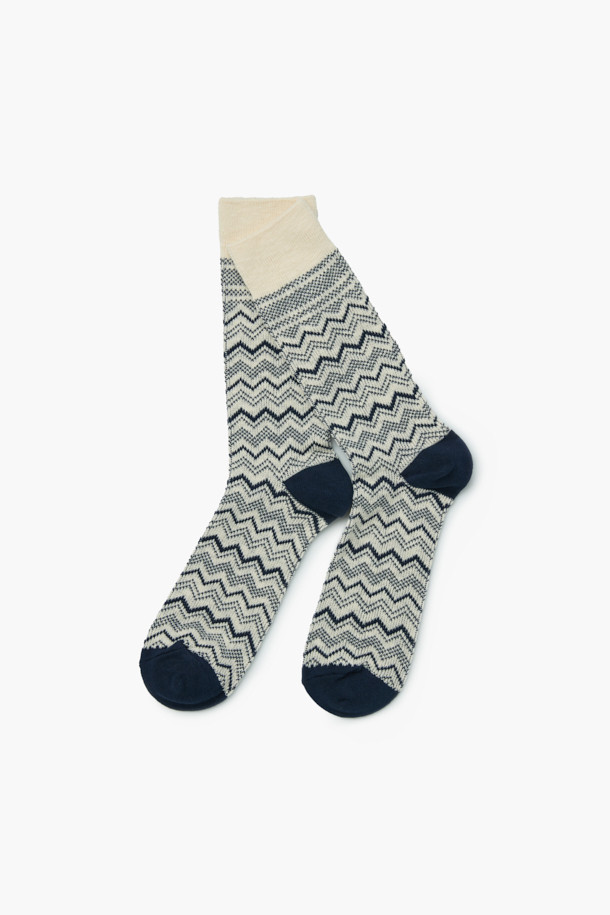 FW 페어아일 양말은 가을, 겨울철 따뜻하고 포근하게 발을 감싸주는 양말입니다. 아이보리, 네이비 두 가지 색상으로 출시되어 어떤 룩에도 매치하기 용이합니다. 부드러운 촉감의 면 혼방 소재로 제작되었으며, 페어아일 패턴이 돋보이는 디자인입니다. 발목 위로 올라오는 기장으로 보온성을 높였으며, 신축성이 있어 편안한 착용감을 선사합니다. 캐주얼, 미니멀, 클래식 스타일의 겨울 데일리룩, 산책룩, 집콕룩에 활용하기 좋습니다.
