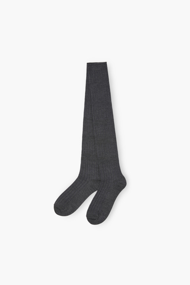 [epigram(에피그램) 여성] 코튼 니삭스는 부드러운 코튼 소재로 제작되어 겨울철 따뜻함을 선사하는 니삭스입니다. 다크 브라운과 그레이 두 가지 색상으로 출시되었으며, 변형 립 조직과 서로 다른 간격의 립 조직 배치가 특징입니다. 신축성이 뛰어나 편안한 착용감을 제공하며, 두꺼운 두께감으로 보온성을 높였습니다. 베이직한 스타일로 캐주얼, 미니멀, 클래식 룩에 모두 잘 어울리며, 겨울 데일리룩, 집콕룩, 산책룩 등 다양한 TPO에 활용하기 좋습니다. 흘러내림 방지 기능으로 활동성을 높였습니다.
