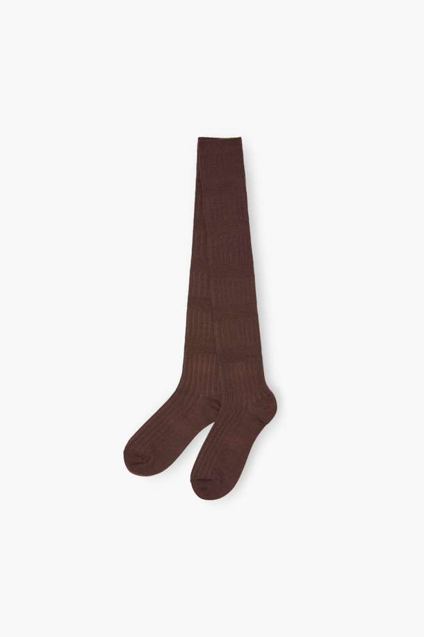 [epigram 여성] 코튼 니삭스는 가을, 겨울 시즌에 착용하기 좋은 여성 니삭스입니다. 부드러운 면 소재로 제작되어 흡습성이 뛰어나고, 다크 브라운과 그레이 두 가지 색상으로 제공됩니다. 변형 립 조직 디자인과 서로 다른 간격의 립 조직 교차 배치를 통해 베이직하면서도 세련된 스타일을 연출합니다. 두꺼운 두께감으로 보온성을 높였으며, 흘러내림을 방지하는 디자인으로 편안하게 착용할 수 있습니다. 데일리룩, 집콕룩, 산책룩 등 다양한 TPO에 미니멀, 클래식, 캐주얼 무드로 활용하기 좋습니다.
