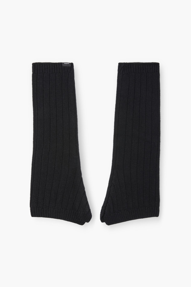 [epigram(에피그램) 여성] 메리노 울 레그 워머는 포근함을 더하는 가을, 겨울 필수 아이템입니다. 메리노 울 100% 소재로 제작되어 부드러운 촉감과 뛰어난 보온성을 자랑하며, 루즈핏 디자인으로 편안하게 착용할 수 있습니다. 무릎 아래까지 따뜻하게 감싸주는 긴 기장에 옆선 트임 디테일을 더해 활동성을 높였으며, 신발 위까지 덮어 더욱 따뜻하게 연출할 수 있습니다. 베이직한 골지 패턴과 블랙, 브라운 두 가지 색상으로 출시되어 클래식, 미니멀, 캐주얼 등 다양한 스타일과 쉽게 매치할 수 있습니다. 겨울 데일리룩, 산책룩, 집콕룩 등 어떤 TPO에도 잘 어울리는 활용도 높은 레그 워머입니다.
