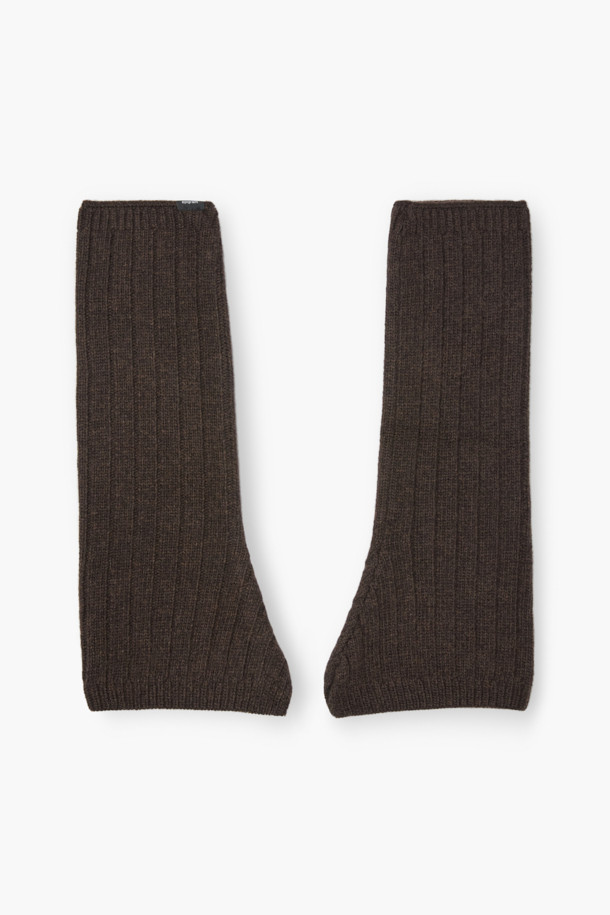 [epigram 여성] 메리노 울 레그 워머는 가을, 겨울 시즌에 활용하기 좋은 여성용 레그 워머입니다. 부드러운 촉감의 메리노 울 소재로 제작되어 보온성을 높였으며, 루즈한 실루엣과 옆선 트임 디테일로 포인트를 더했습니다. 블랙, 브라운 두 가지 색상으로 출시되었으며, 신발까지 덮는 디자인으로 더욱 따뜻하게 착용할 수 있습니다. 미니멀, 클래식, 캐주얼 스타일의 겨울 데일리룩, 산책룩, 집콕룩에 매치하여 포근하고 멋스러운 분위기를 연출해보세요.
