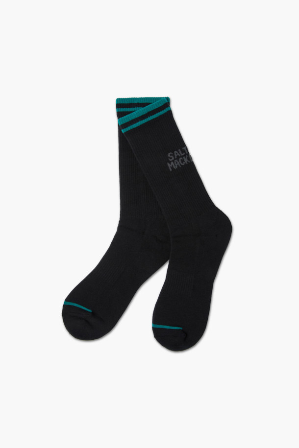 고등어 아트웍 양말은 발목 위 기장으로 제작되어 편안한 착용감을 제공합니다. 면과 혼방 소재로 사계절 내내 활용 가능하며, 흡습 기능으로 쾌적함을 유지합니다. 블랙과 청록색 두 가지 컬러로 만나볼 수 있으며, 고등어 아트웍과 레터링 프린트가 캐주얼하고 미니멀한 스타일을 연출합니다. 일상, 집콕, 산책 등 다양한 TPO에 잘 어울리는 아이템입니다. 바닥 파일지 사양으로 내구성을 높였습니다.
