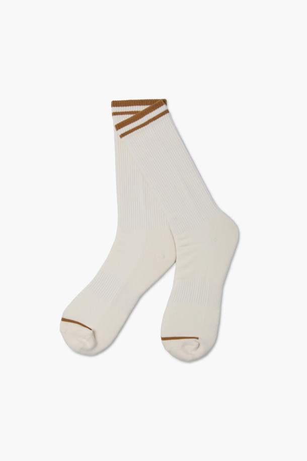 고등어 아트웍 양말은 발목 위 기장으로 제작되어 편안한 착용감을 선사합니다. 부드러운 촉감의 면 혼방 소재로 제작되었으며, 사계절 내내 활용하기 좋습니다. 화이트와 브라운 두 가지 색상으로 출시되었으며, 일상생활에서 캐주얼, 미니멀, 클래식 스타일을 연출하기 용이합니다. 특히, 고등어 아트웍 디자인과 레터링 프린트가 돋보이는 유니크한 아이템입니다. 발바닥 파일지 사양으로 편안함을 더했으며, 집콕룩, 동네 마실룩, 산책룩에 매치하기 좋습니다.
