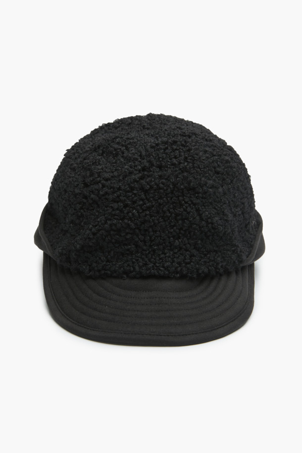 플리스 이어머프 캡은 겨울철 추위로부터 따뜻하게 보호해 주는 공용 모자입니다. 부드러운 플리스 소재와 두꺼운 두께로 제작되어 뛰어난 보온성을 제공하며, 귀를 감싸는 디자인으로 더욱 포근한 착용감을 선사합니다. 블랙 컬러에 로고 자수 디테일이 더해져 캐주얼, 미니멀, 클래식 스타일 어디에도 잘 어울립니다. 일상, 산책, 동네 마실 등 다양한 겨울철 데일리룩에 활용하기 좋으며, 볼캡 스타일로 편안하게 착용할 수 있습니다.
