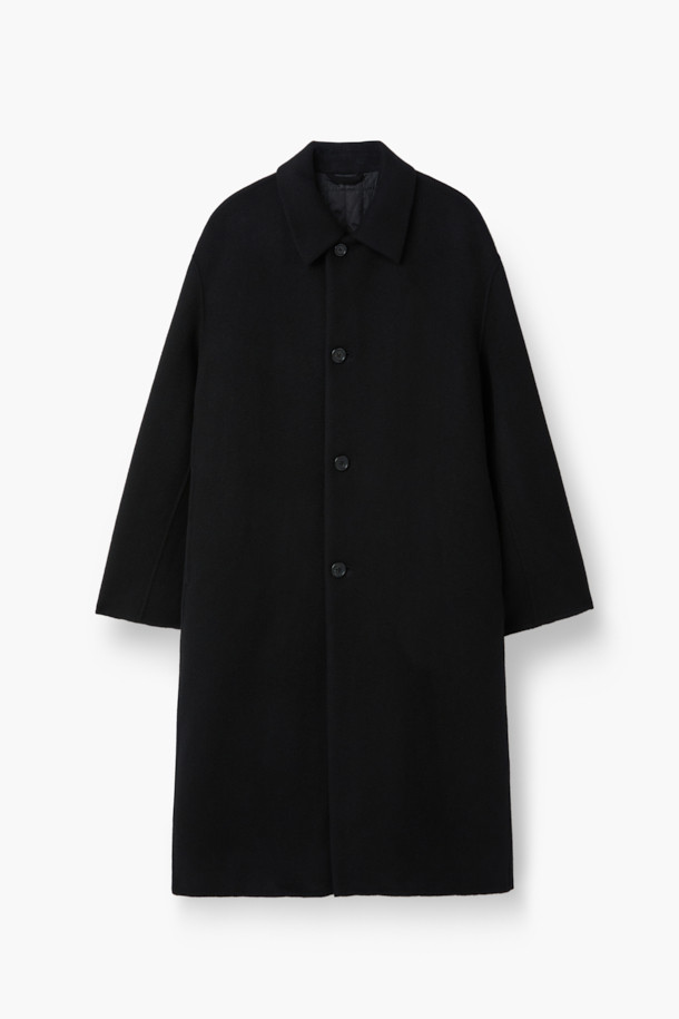 세련된 블랙 컬러의 핸드메이드 코트입니다. 울과 캐시미어 혼방 소재로 제작되어 부드러운 촉감과 뛰어난 보온성을 자랑하며, 한겨울에도 따뜻하게 착용할 수 있습니다. 롱 기장에 오버핏으로 디자인되어 미니멀하면서도 클래식한 스타일을 연출하며, 출근룩, 오피스룩, 모임룩 등 다양한 TPO에 활용 가능합니다. 뒷 슬릿, 웰트 포켓, 인포켓 디테일과 comfortemp® 패딩 안감으로 실용성을 높였습니다. 버튼 여밈 방식의 긴소매 코트로 시크한 분위기를 더해보세요.
