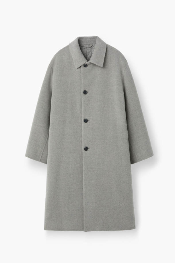 미니멀하고 세련된 무드의 핸드메이드 코트입니다. 울과 캐시미어 혼방 소재로 제작되어 부드러운 촉감과 뛰어난 보온성을 자랑하며, 겨울철에도 따뜻하게 착용할 수 있습니다. 롱 기장과 오버핏 디자인으로 편안하면서도 시크한 스타일을 연출하며, 버튼 여밈 방식과 싱글 코트 타입으로 클래식한 매력을 더했습니다. 웰트 포켓, 인포켓, 뒷 슬릿, comfortemp® 패딩 안감 디테일로 실용성을 높였으며, 오피스룩, 출근룩, 모임룩 등 다양한 TPO에 활용 가능합니다.
