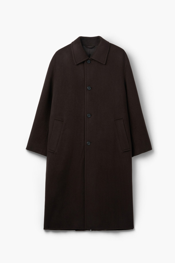 깊이 있는 겨울 스타일을 완성하는 남성용 핸드메이드 벨티드 코트입니다. 브라운 컬러의 울과 캐시미어 혼방 소재로 제작되어 부드러운 촉감과 뛰어난 보온성을 자랑합니다. 발마칸 디자인에 반라글랑 소매, 하프라이닝, A라인 실루엣을 더해 클래식하면서도 미니멀한 감각을 선사합니다. 벨트 디테일로 허리 라인을 강조하여 시크한 무드를 연출하며, 출근룩, 비즈니스 캐주얼, 모임룩 등 다양한 TPO에 활용 가능합니다. 롱 기장에 오버핏으로 제작되어 편안하면서도 세련된 스타일을 완성합니다.
