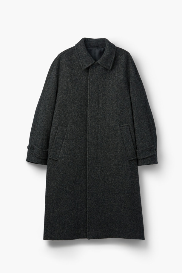 **패턴 발마칸 코트**는 겨울철 일상, 출근룩, 모임룩, 데이트룩에 모두 어울리는 클래식하고 모던한 스타일의 아우터입니다. 울과 나일론 혼방 소재로 제작되어 보온성과 경량성을 동시에 갖췄으며, 히든 플래킷, 버튼, 스냅 여밈 방식을 통해 깔끔한 실루엣을 연출합니다. 긴 소매와 넥마스크형 비조 탈부착 기능, 사이드 슬릿, 소매 버튼 비조 디테일이 돋보입니다. 무지 패턴으로 어떤 옷에도 쉽게 매치할 수 있어 미니멀하고 캐주얼한 스타일을 즐기는 분들께 추천합니다.
