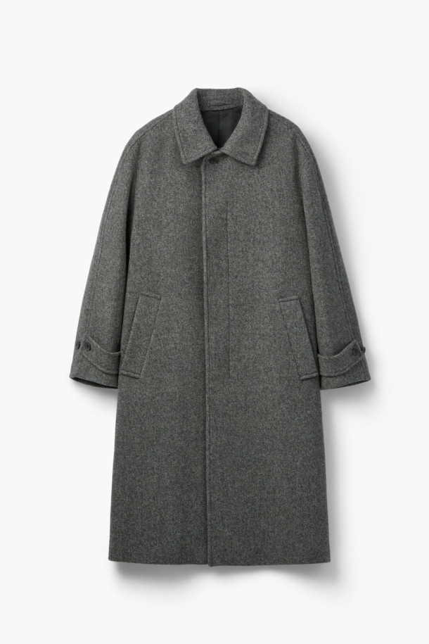 차분한 그레이 컬러의 패턴 발마칸 코트입니다. 울과 나일론 혼방 소재로 제작되어 부드러운 촉감과 함께 겨울철 따뜻함을 선사합니다. 히든 버튼과 스냅으로 여밈 방식이 간편하며, 레귤러핏으로 편안한 착용감을 제공합니다. 사이드 슬릿, 소매 버튼 비조, 넥마스크형 비조 탈부착, 히든 플래킷 등의 디테일이 돋보이며, 클래식, 모던, 캐주얼 등 다양한 스타일 연출에 활용할 수 있습니다. 겨울 데일리룩, 출근룩, 모임룩 등 TPO에 맞춰 활용 가능하며, 미니멀한 스타일을 선호하는 분들께 추천합니다.
