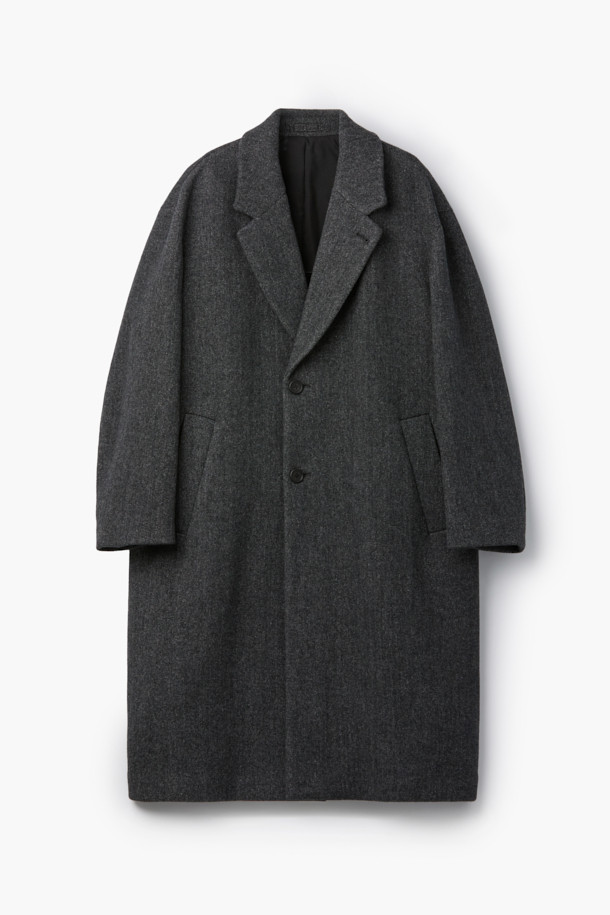 알파카 체스터 코트는 부드러운 촉감과 뛰어난 보온성을 자랑하는 겨울철 필수 아우터입니다. 클래식하고 모던한 무드를 동시에 느낄 수 있으며, 히든 버튼과 루즈핏 디자인으로 편안한 착용감을 선사합니다. 무지 패턴의 그레이 컬러로 어떤 스타일에도 쉽게 매치할 수 있으며, 오피스룩, 출근룩, 모임룩 등 다양한 TPO에 활용 가능합니다. 스티치리스 봉제, 하프라이닝, 사이드 슬릿 등의 디테일과 알파카와 울 혼방 소재는 고급스러운 분위기를 더합니다. 미니멀, 시크 스타일을 선호하는 분들께 추천합니다.
