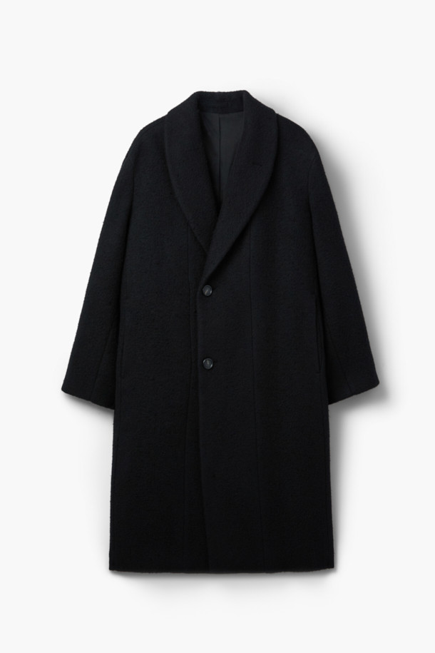 **카센티노 숄카라 벨티드 코트**는 여성스러운 실루엣을 강조하는 겨울철 필수 아우터입니다. 부드러운 울 소재의 두꺼운 카센티노 조직으로 제작되어 높은 보온성을 제공하며, 오버핏과 A라인 핏으로 편안하면서도 세련된 스타일을 연출합니다. 숄카라 디자인과 탈부착 가능한 벨트, 웰트 포켓, 뒤쪽 맞주름 디테일이 특징이며, 클래식, 미니멀, 시크한 스타일을 즐기는 분들께 오피스룩, 출근룩, 모임룩으로 추천합니다. 긴 소매 기장과 맥시 기장으로 우아함을 더하며, 블랙 컬러는 어떤 옷에도 잘 어울려 활용도가 높습니다.
