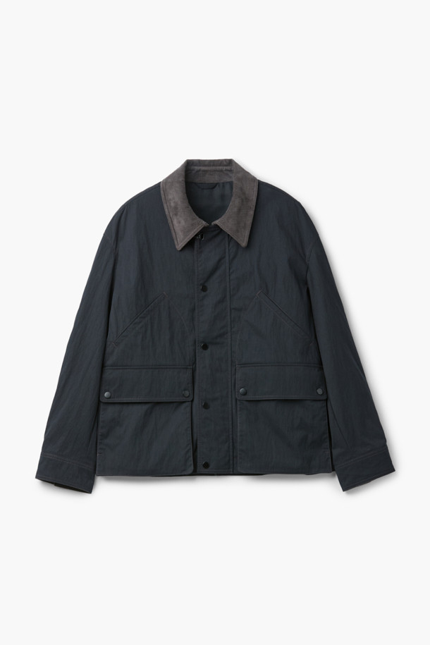 "크링클 TOOK 재킷"은 간절기에 착용하기 좋은 캐주얼 스타일의 자켓입니다. 블랙 컬러의 무지 디자인으로, 출근룩과 모임룩 등 다양한 TPO에 활용할 수 있습니다. 오버핏으로 편안한 착용감을 선사하며, 카라 부분의 코듀로이 배색과 크링클 텍스처가 특징입니다. 스냅과 지퍼 이중 여밈 방식으로, 가슴 사선 포켓과 하단 입체 포켓으로 실용성을 더했습니다. 드로우스트링 밑단으로 핏 조절이 가능합니다.
