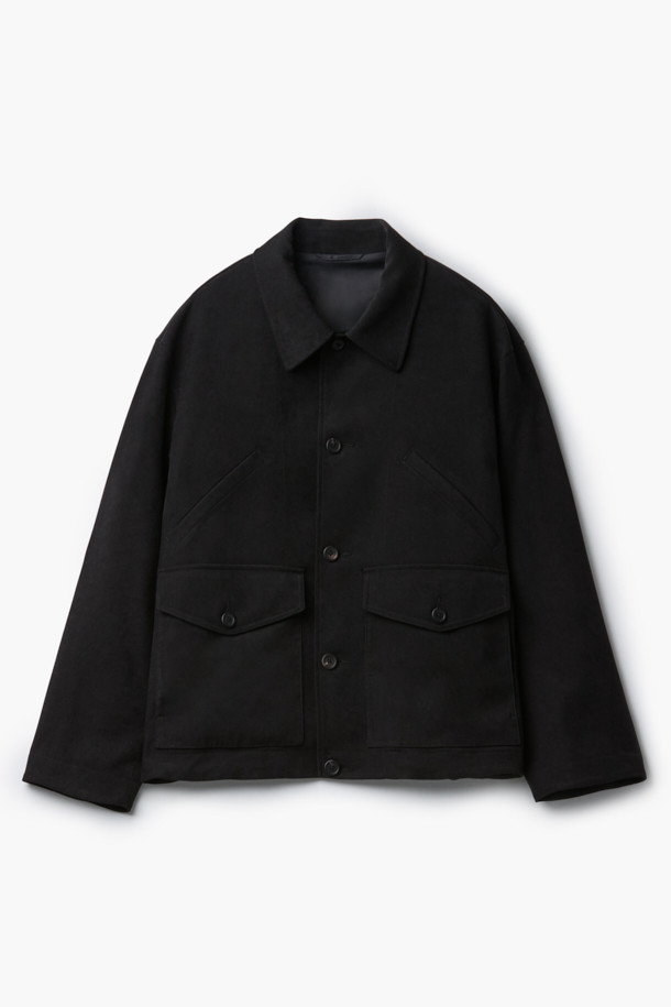 네이비 컬러의 스웨이드 초어 재킷입니다. 부드러운 촉감의 스웨이드 소재로 제작되어 봄, 가을에 착용하기 좋으며, 루즈핏으로 편안한 착용감을 선사합니다. 클래식, 미니멀, 시크 스타일을 연출하기에 적합하며, 데이트룩과 비즈니스 캐주얼에 활용하기 좋습니다. 가슴 사선 주머니, 하단 플랩 포켓, 소매 끝단 버튼, 드로우스트링 등의 디테일이 돋보이는 디자인입니다. 버튼 여밈 방식의 레귤러 기장으로, 다양한 스타일링에 활용할 수 있습니다.
