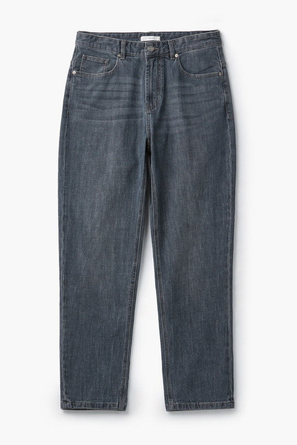 중청과 그레이 컬러가 조화롭게 어우러진 워시드 데님 팬츠입니다. 힙과 허벅지에 여유를 주어 편안한 착용감을 선사하며, 릴랙스핏과 위켄드핏으로 활동성을 높였습니다. 부드러운 데님 소재에 스트레치 기능까지 더해져 편안함을 극대화했습니다. 한지 와펜 디테일과 epigram 로고가 디자인 포인트를 더하며, 비즈니스 캐주얼부터 캐주얼, 미니멀, 클래식 스타일까지 폭넓게 활용할 수 있습니다. 긴 기장감으로 다양한 스타일 연출이 용이합니다.
