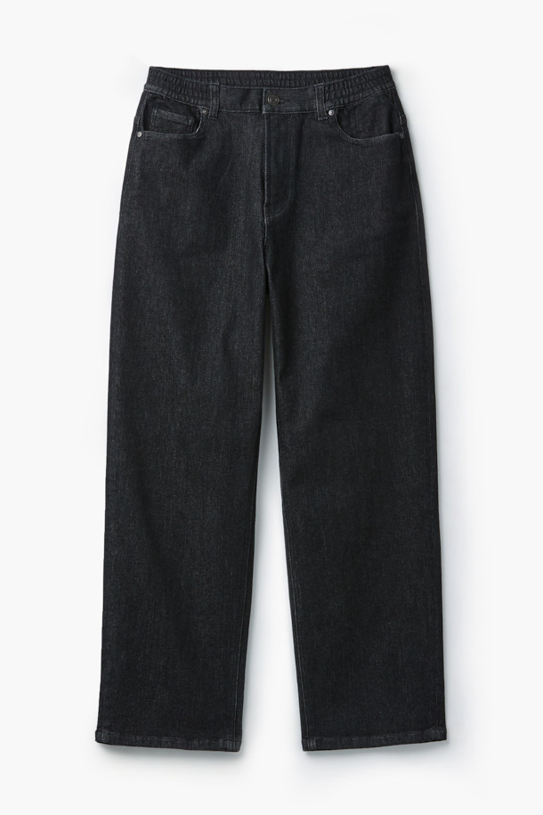 블랙 논페이드 밴딩 릴렉스핏 데님은 부드러운 촉감과 편안한 착용감을 선사하는 데님 팬츠입니다. 사계절 내내 활용 가능한 베이직하고 캐주얼한 스타일로, 릴렉스핏과 벌룬핏을 넘나드는 여유로운 핏을 자랑합니다. 물 빠짐이 적고 내구성이 뛰어나며, 바이오 워싱 처리로 자연스러운 멋을 더했습니다. 밴딩 처리로 편안함을 더했으며, 107cm의 적당한 기장으로 다양한 스타일을 연출하기 좋습니다. 동네 마실룩, 여행룩 등 편안한 TPO에 캐주얼, 미니멀, 클래식 스타일을 더해 보세요.
