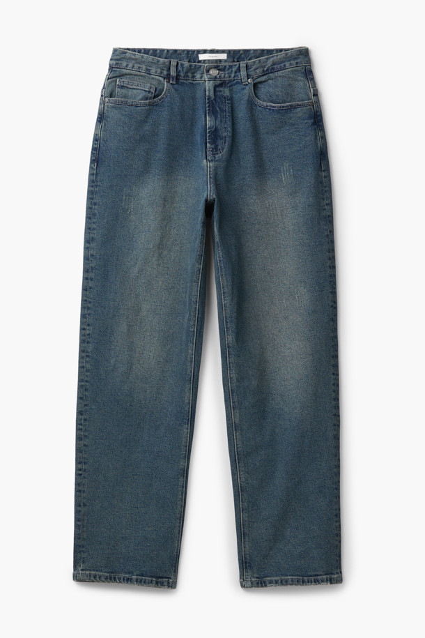 베이지 톤의 틴 워싱 릴렉스핏 데님 팬츠입니다. 사계절 내내 활용하기 좋은 이 데님 팬츠는 빈티지하면서도 트렌디한 스타일을 연출합니다. 12.5oz 중량의 데님 소재와 신축성 있는 원단으로 편안한 착용감을 선사하며, 브러쉬 디테일과 한지 와펜이 포인트로 더해졌습니다. 릴렉스핏과 벌룬핏의 조화로 자연스러운 실루엣을 완성하며, 기장은 107cm입니다. 동네 마실룩이나 여행룩 등 캐주얼한 스타일에 잘 어울립니다.
