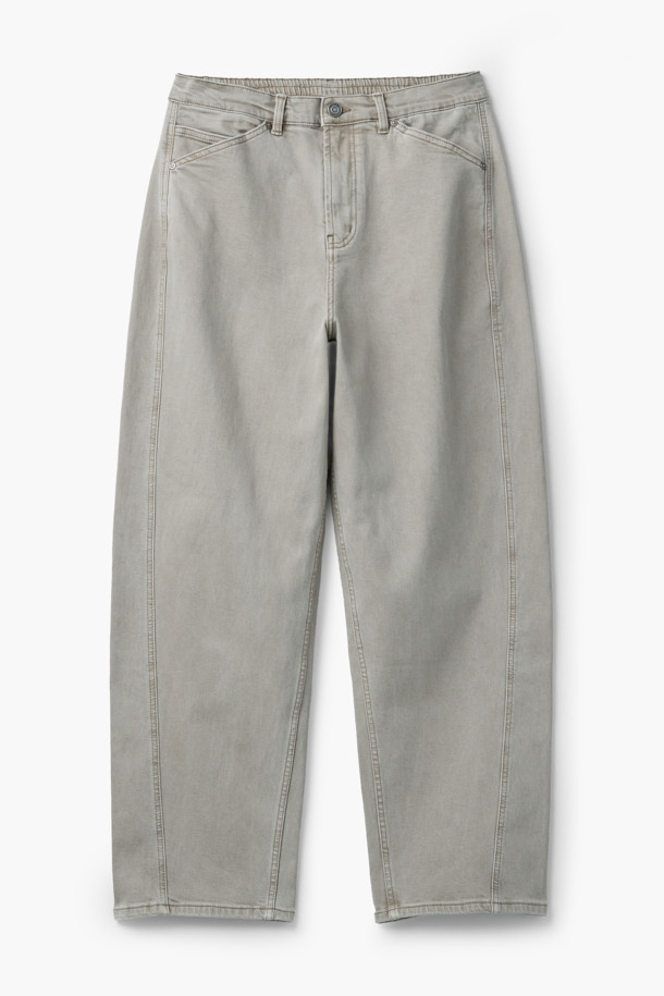 **피그다잉 베럴레그 (Barrel Leg) 밴딩 데님**은 남성 고객을 위해 디자인된 캐주얼 데님 팬츠입니다. 네추럴 컬러의 무지 디자인으로, 일상 및 비즈니스 캐주얼에 모두 활용 가능합니다. 릴랙스 핏의 베럴레그드 실루엣과 밴딩 처리로 편안한 착용감을 선사하며, 허벅지와 엉덩이 부분은 넉넉하게, 무릎 아래로는 좁아지는 디자인이 특징입니다. 피그먼트 염색 기법과 스트레치 원단을 사용하여 부드러운 촉감과 형태 안정성을 높였으며, 기장은 108cm입니다. 미니멀하고 클래식한 스타일을 추구하는 고객에게 비즈니스 캐주얼룩과 출근룩으로 추천합니다.
