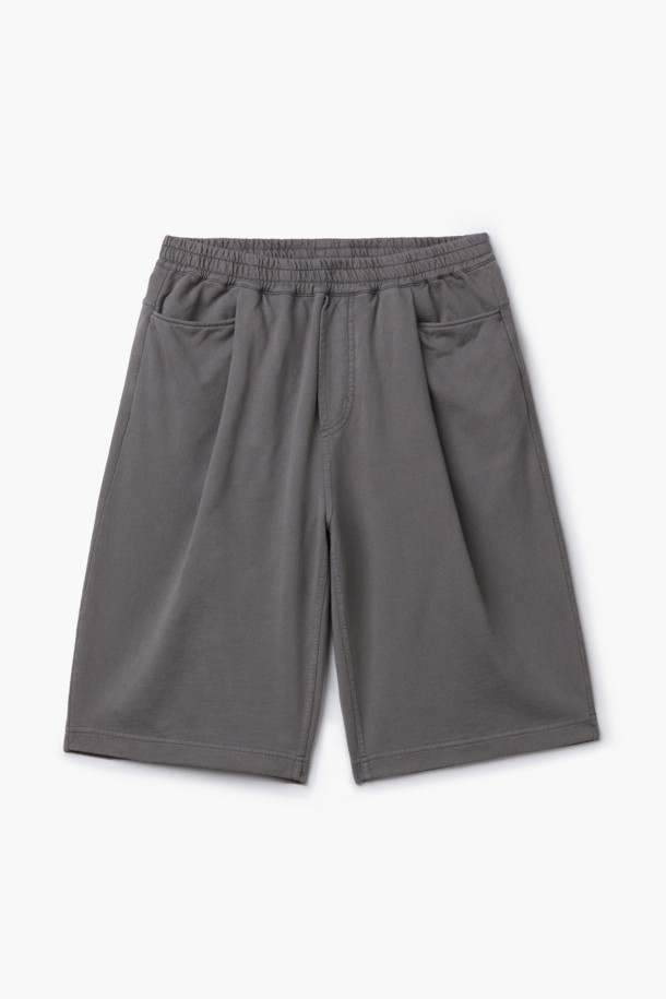 천연 다잉 스웻 반바지 (set-up)는 편안한 일상복을 위한 여름철 필수 아이템입니다. 석류와 오배자 천연 염색으로 은은하고 자연스러운 컬러감을 선사하며, 바이오 워싱 가공을 통해 부드러운 촉감을 자랑합니다. 루즈핏으로 제작되어 활동성이 뛰어나며, 턱 디테일과 스트링으로 개성 있는 연출이 가능합니다. 셋업으로 착용하여 미니멀하고 세련된 스타일을 완성할 수 있으며, 동네 마실룩, 휴가룩, 여행룩 등 다양한 TPO에 활용하기 좋습니다. 면 소재로 제작되어 편안함은 물론, 유행을 타지 않는 클래식한 매력을 더했습니다.
