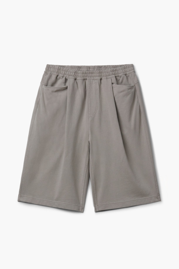 천연 다잉 스웻 반바지 (set-up)는 편안함과 스타일을 모두 갖춘 베이지 컬러의 반바지입니다. 봄, 여름 시즌에 어울리는 얇은 두께와 부드러운 촉감의 면 소재로 제작되었습니다. 미니멀하고 베이직한 디자인에 루즈핏으로 제작되어 편안한 착용감을 선사하며, 턱 디테일과 스트링, 밴딩으로 활동성을 높였습니다. 석류와 오배자 천연 염색, 바이오 워싱 가공을 거쳐 은은한 멋을 더했으며, 셋업으로도 활용 가능하여 다양한 스타일을 연출할 수 있습니다. 동네 마실룩, 여행룩, 휴가룩 등 캐주얼하고 클래식한 스타일을 완성해보세요.
