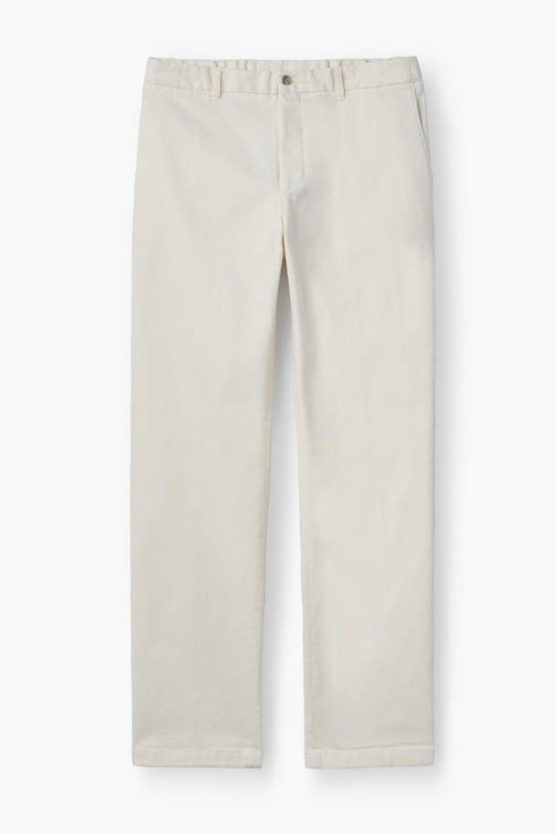 부드러운 브러시드 면 기모 소재로 제작되어 따뜻하고 편안한 착용감을 선사하는 브러시드 데일리 치노 팬츠입니다. 다크그레이와 아이보리 두 가지 색상으로 출시되어, 겨울철 어떤 스타일에도 잘 어울리는 활용도를 자랑합니다. 슬림핏 디자인에 뒷밴딩 처리로 편안함을 더했으며, 피치 가공과 코튼 스트레치 원단으로 활동성을 높였습니다. 미니멀하고 베이직한 디자인으로 겨울 데일리룩, 출근룩, 모임룩 등 다양한 TPO에 매치하기 좋습니다.
