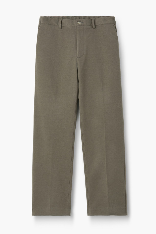 부드럽고 포근한 울 소재의 울블렌디드 스트레이트 팬츠입니다. 블랙과 카키 두 가지 색상으로 출시되어 다양한 상의와 손쉽게 매치할 수 있습니다. 쌀쌀한 겨울 날씨에도 따뜻하게 착용할 수 있도록 두꺼운 두께감으로 제작되었으며, 피치 가공을 통해 한층 더 부드러운 촉감을 선사합니다. 뒷밴딩 처리와 신축성 있는 소재로 편안한 착용감을 제공하며, 데일리룩부터 출근룩, 비즈니스 캐주얼까지 폭넓게 활용 가능합니다. 클래식하고 미니멀한 디자인으로 유행을 타지 않고 오랫동안 즐겨 입을 수 있는 아이템입니다.
