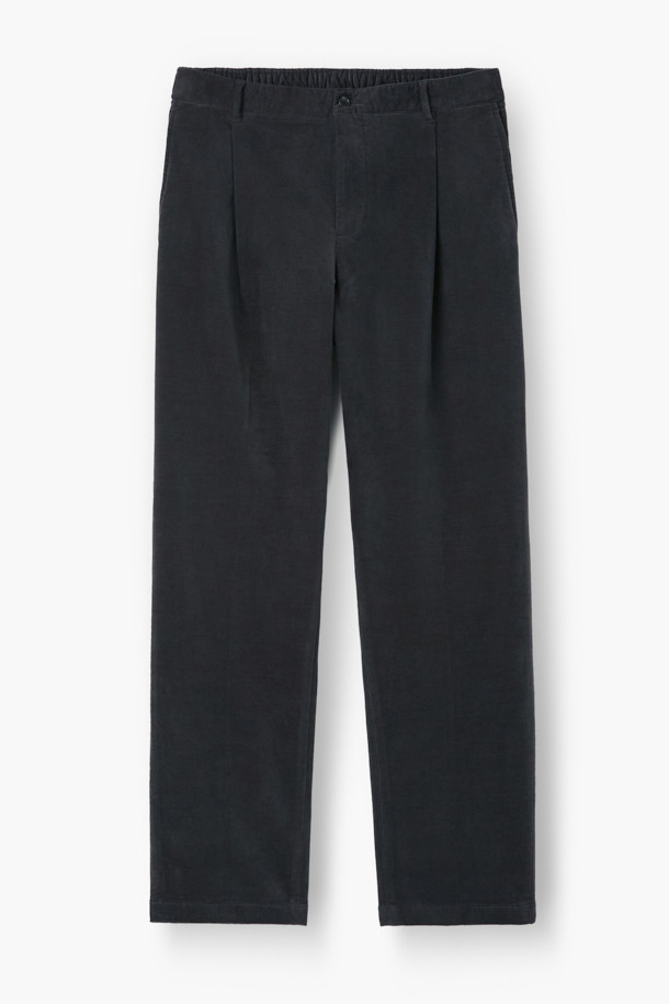 부드러운 브러시드 코튼 소재로 제작되어 포근한 착용감을 선사하는 '브러시드 코튼 위켄드 팬츠'입니다. 허벅지 부분에 여유를 주어 편안한 활동성을 제공하며, 뒷면 허리 밴딩으로 더욱 안정감 있는 핏을 연출합니다. 베이직한 디자인에 원턱 디테일을 더해 클래식하면서도 미니멀한 스타일을 완성합니다. 벨벳 터치 가공으로 부드러운 촉감을 느낄 수 있으며, 데일리룩부터 출근룩, 비즈니스 캐주얼까지 폭넓게 활용 가능합니다. 겨울철, 따뜻하고 스타일리시한 코디를 위한 필수 아이템입니다.
