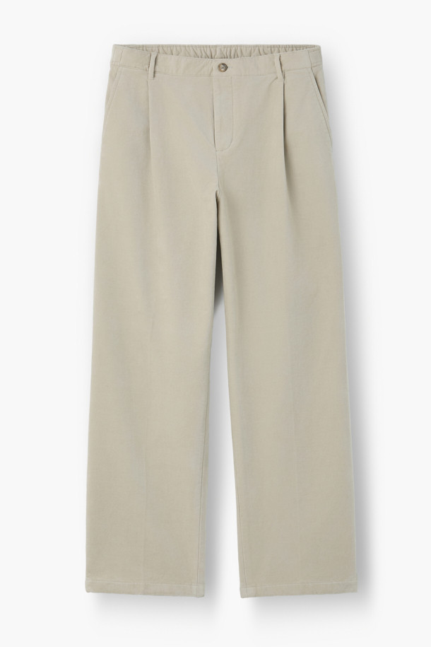 부드러운 브러시드 코튼 소재로 제작되어 포근한 착용감을 선사하는 브러시드 코튼 릴렉스 팬츠입니다. 다크 네이비, 다크 브라운, 라이트 베이지 세 가지 색상으로 출시되어 데일리룩과 비즈니스 캐주얼, 출근룩에 모두 잘 어울립니다. 릴렉스핏과 와이드핏으로 편안함을 강조했으며, 벨벳 터치 가공과 스트레치 원단으로 활동성을 높였습니다. 뒷밴딩 처리와 원턱 디테일, 고밀도 코튼 소재로 완성되어 미니멀, 클래식한 스타일을 연출하기 좋습니다.
