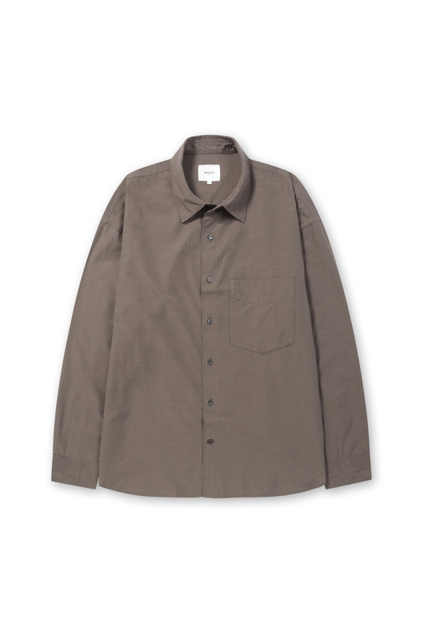 울 블렌디드 오버핏 셔츠는 부드러운 촉감의 울, 코튼, 텐셀 혼방 소재로 제작되어 편안한 착용감을 선사합니다. 다크그레이, 라이트그레이, 브라운 세 가지 색상으로 출시되었으며, 간절기와 초겨울에 적합합니다. 여유로운 핏과 넉넉한 기장감, 간결한 스티치, 미니멀한 디자인이 특징이며, 자연스러운 드레이프가 멋스러운 실루엣을 연출합니다. 출근룩, 비즈니스 캐주얼, 모임룩 등 다양한 TPO에 활용 가능하며, 미니멀, 클래식, 시크 스타일을 즐기는 분들께 추천합니다.
