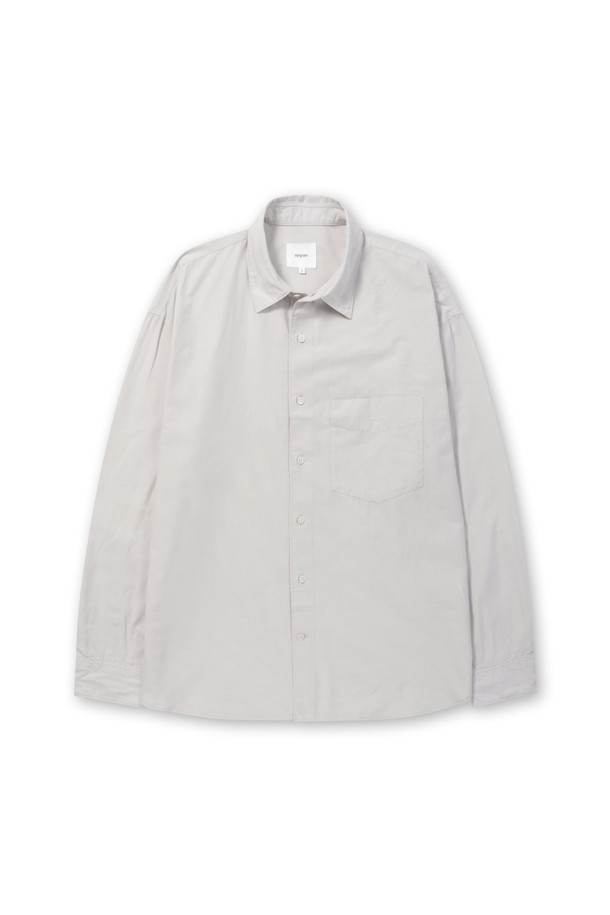 울 블렌디드 오버핏 셔츠는 부드러운 촉감의 울, 코튼, 텐셀 혼방 소재로 제작되어 간절기부터 초겨울까지 착용하기 좋습니다. 라이트 그레이, 브라운, 다크 그레이 세 가지 색상으로 출시되었으며, 여유 있는 오버핏과 레귤러 기장으로 편안한 착용감을 선사합니다. 간결한 스티치와 자연스러운 드레이프 디테일이 특징이며, 두꺼운 두께감으로 실용성을 더했습니다. 미니멀하고 시크한 스타일로, 출근룩, 겨울 데일리룩, 비즈니스 캐주얼 등 다양한 TPO에 활용 가능합니다. 클래식한 무드를 연출하기에도 좋습니다.
