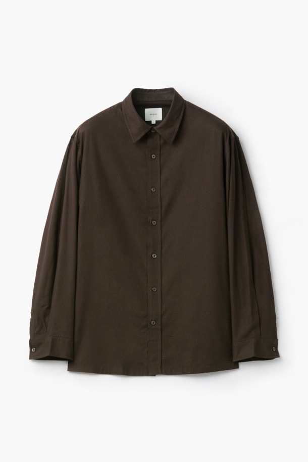 가을, 겨울 시즌에 어울리는 남성용 오버핏 솔리드 셔츠입니다. 브라운, 화이트 두 가지 색상으로 출시되었으며, 차이나칼라 디자인으로 캐주얼, 미니멀, 클래식한 스타일을 연출할 수 있습니다. 부드러운 코튼, 레이온, 기모 소재 혼방으로 제작되어 포근한 착용감을 선사하며, 얇은 두께감으로 간절기에도 부담 없이 즐겨 입기 좋습니다. 여유 있는 품과 긴 소매 기장으로 편안함과 스타일을 모두 잡은 데일리 셔츠입니다.
