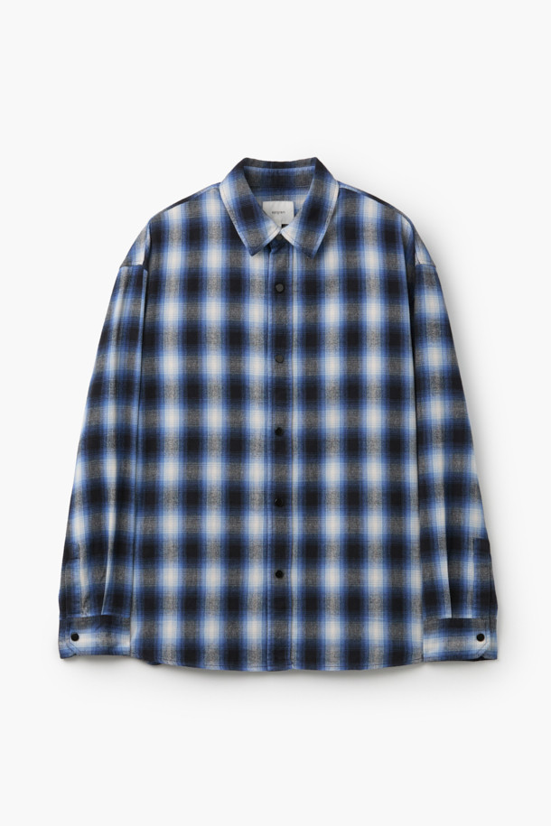 블루 옴브레 체크 셔츠는 부드러운 촉감의 면 100% 소재로 제작되어 가을, 초겨울에 따뜻하게 입을 수 있습니다. 캐주얼 스타일의 오버핏 셔츠로, 브러싱 가공과 기모감으로 포근함을 더했습니다. 셔츠형 아우터로도 활용 가능하며, 체크와 옴브레 패턴이 어우러져 트렌디한 느낌을 줍니다. 가을 나들이룩이나 겨울 데일리룩에 클래식, 미니멀 무드로 연출하기 좋습니다. 긴 소매 기장으로 다양한 스타일링이 가능합니다.
