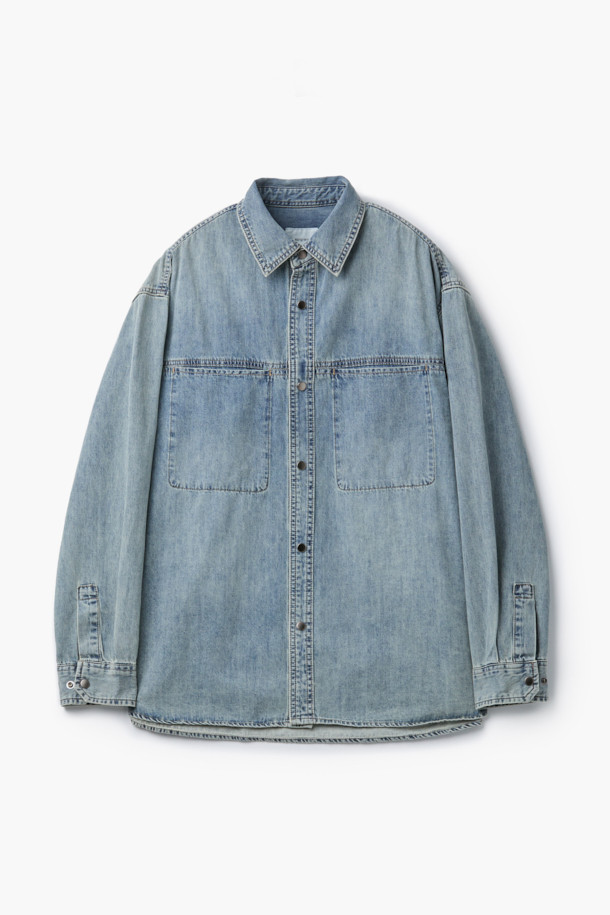 인디고 데님 셔츠는 남성용 상의로, 캐주얼하고 베이직한 스타일을 연출합니다. 봄, 가을에 적합하며, 부드러운 촉감의 8.5oz 코튼 데님 소재로 제작되었습니다. 베이지 틴트 워싱과 브러쉬 마감으로 빈티지한 느낌을 더했으며, 드롭 숄더와 오버핏으로 편안한 착용감을 제공합니다. 산책룩, 카페룩과 같은 데일리 스타일에 미니멀한 무드를 더해줍니다. 스냅 단추 여밈 방식의 긴소매 셔츠입니다.
