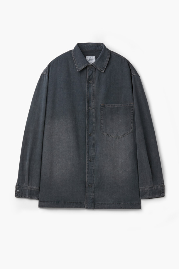 **그레이 워시드 데님 셔츠**는 캐주얼과 미니멀, 클래식 스타일을 아우르는 공용 데님 셔츠입니다. 8oz 데님 원단으로 제작되어 부드러운 촉감을 선사하며, 봄, 가을에 가볍게 걸치기 좋습니다. 오버핏에 칼라 디테일, 긴 소매 기장으로 편안한 착용감을 제공하며, 브라운 스티치 포인트가 돋보입니다. 동네 마실룩에 적합하며, 사이드 포켓과 앞판 포켓으로 실용성을 더했습니다.
