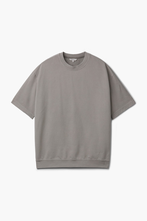 천연 염색으로 은은한 멋을 더한 '천연다잉 스웻 반팔 티셔츠'입니다. 석류와 오배자 염색 기법을 사용하여 자연스러운 컬러감을 연출하며, 부드러운 면 소재로 제작되어 편안한 착용감을 선사합니다. 루즈핏과 오버핏의 넉넉한 실루엣, 래글런 절개, 밑단 시보리, 블루종 스타일의 디자인이 돋보입니다. 로고 자수 디테일로 포인트를 더했으며, 셋업으로도 활용 가능하여 캐주얼하고 미니멀한 스타일을 완성할 수 있습니다. 봄, 여름 시즌 데일리룩은 물론, 동네 마실, 산책, 여행 등 다양한 TPO에 활용하기 좋습니다.
