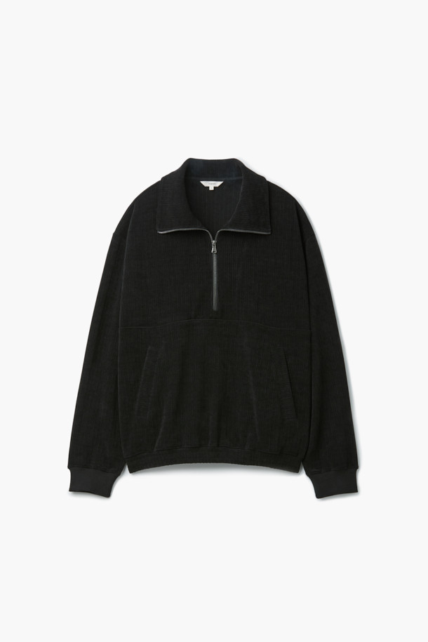 부드러운 코듀로이 소재의 오버핏 집업 맨투맨입니다. 하프넥 디자인과 드롭숄더, 밑단 E-밴드, 스트링 디테일로 캐주얼한 무드를 연출합니다. 가을, 겨울 시즌에 적합하며, 두꺼운 두께감으로 따뜻하게 착용할 수 있습니다. 블랙 컬러, 무지 패턴으로 미니멀하고 클래식한 스타일을 완성하며, 볼륨감 있는 실루엣으로 편안하면서도 스타일리시한 룩을 연출합니다. 일상, 집콕, 산책 등 다양한 TPO에 활용하기 좋습니다.
