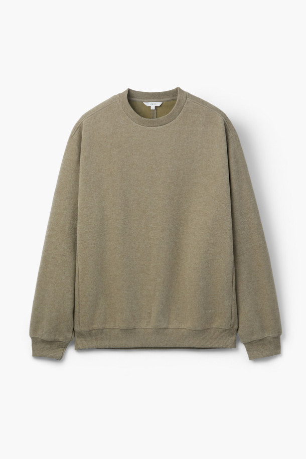 사카리바 오버핏 절개 맨투맨은 부드러운 피치 터치감과 멜란지 원사를 사용하여 포근함을 더한 겨울철 필수 아이템입니다. 밀도 높은 조직감과 보온성이 우수하며, 툭 떨어지는 오버핏으로 편안한 착용감을 선사합니다. 블루종 스타일의 밑단과 등판 절개 디테일로 포인트를 주고, 라운드넥과 긴 소매, 리브 마감으로 깔끔하게 마무리했습니다. 차콜, 라이트카키, 브라운 세 가지 색상으로 출시되어 미니멀, 캐주얼, 클래식 등 다양한 스타일을 연출할 수 있으며, 겨울 데일리룩, 집콕룩, 산책룩에 모두 잘 어울립니다.
