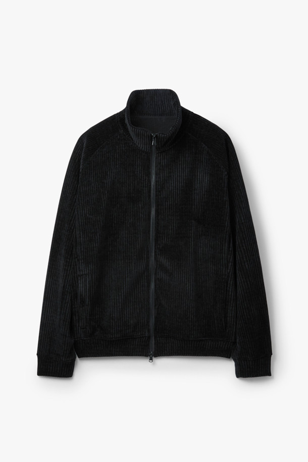 LEOMASTER(레오마스터) 코듀로이 저지 집업은 가을과 겨울 시즌을 위한 미니멀하고 캐주얼한 무드의 상의입니다. 부드러운 촉감의 코듀로이와 저지 소재를 사용했으며, 하이넥 디자인과 은은한 광택감이 특징입니다. 래글런 소매와 블루종 실루엣, 메탈 2WAY 지퍼, 사이드 포켓 디테일로 실용성을 더했습니다. 오버핏으로 편안하게 착용 가능하며, 데일리룩이나 동네 마실룩 등 다양한 TPO에 활용하기 좋습니다. 블랙 컬러의 무지 디자인으로 미니멀, 캐주얼, 클래식 스타일을 모두 소화할 수 있습니다.
