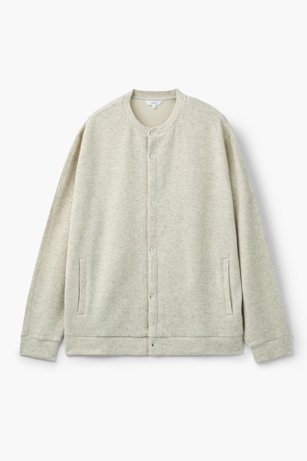 부드러운 울 소재로 제작되어 포근한 착용감을 선사하는 울저지 라운드 가디건입니다. 베이지 색상으로 어떤 룩에도 매치하기 쉬우며, 가을, 겨울 시즌 데일리룩과 카페룩에 활용하기 좋습니다. 미니멀한 스타일을 추구하는 분들께 추천하며, 오버핏 디자인으로 편안한 착용감을 제공합니다. 사이드 포켓과 반래글런 소매 디테일, 블루종 밑단으로 포인트를 더했습니다. 버튼 여밈 방식으로 간편하게 착용할 수 있습니다.
