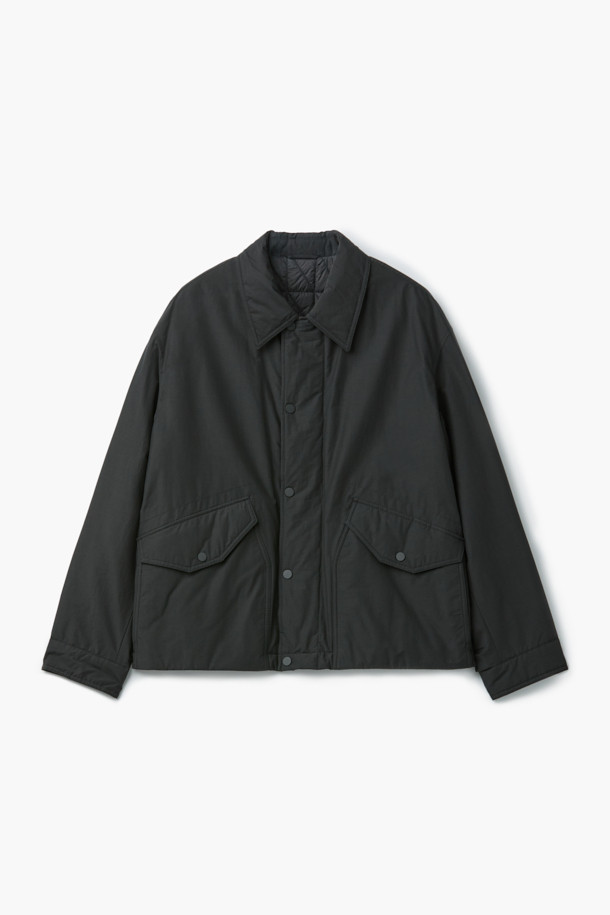 **셔츠형 패디드 점퍼**는 초겨울 날씨에 어울리는, 미니멀하고 클래식한 스타일의 남녀 공용 아우터입니다. 부드러운 면과 나일론 혼방 소재로 제작되어 편안한 촉감을 선사하며, 얇은 두께감으로 간절기에 가볍게 걸치기 좋습니다. 블랙 컬러의 무지 디자인에 드로우스트링 밑단, 큼직한 전면 포켓, 카라 디자인, 다트 및 패널 디테일이 더해져 세련된 실루엣을 연출합니다. 독일 프라우덴사의 컴포트템프(comfortemp) 패딩과 발수 가공으로 보온성과 기능성을 갖췄으며, 일상, 산책, 여행 등 다양한 TPO에 활용하기 좋습니다. 긴 소매와 루즈핏으로 편안함을 더했으며, 스냅과 히든 플래킷 여밈 방식으로 깔끔한 마무리를 선사합니다.
