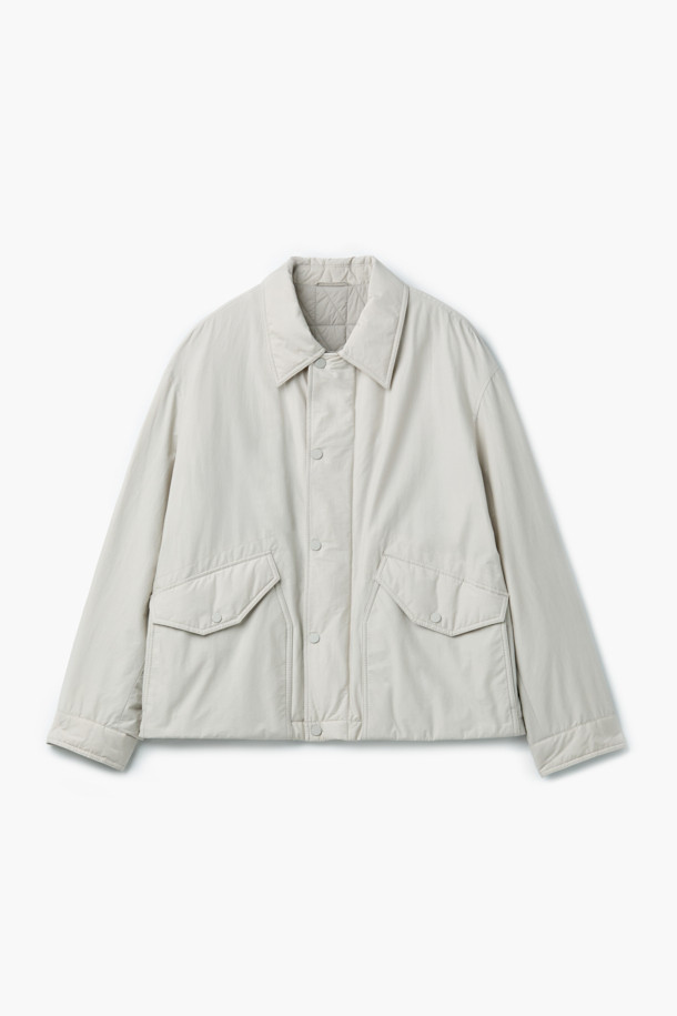 일상과 출근룩에 모두 잘 어울리는 셔츠형 패디드 점퍼입니다. 면과 나일론 혼방 소재로 제작되어 부드러운 촉감과 가벼운 착용감을 선사하며, 초겨울 날씨에 적합합니다. 셔츠 디자인에 히든 플래킷과 스냅 버튼 여밈 방식을 적용하여 클래식하고 미니멀한 스타일을 연출합니다. 독일 프라우덴사의 comfortemp 패딩 충전재와 생활 방수 기능, 드로우스트링 밑단, 큼직한 전면 포켓, 카라 디자인, 다트와 패널 디테일 등 다양한 특징을 갖추었습니다. 여유 있는 핏으로 편안함까지 더했습니다.
