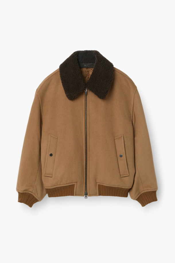 탈부착 퍼 카라 FUR (퍼) 디테쳐블 울 블루종 점퍼는 부드러운 메리노울과 울 소재로 제작되어 겨울철에도 따뜻하게 착용할 수 있습니다. 숏 기장의 볼륨감 있는 핏과 집업 여밈 방식으로 편안함을 더했으며, 클래식과 캐주얼 스타일 모두 소화 가능한 디자인입니다. 퀄팅 안감과 패딩 충전재는 보온성을 높이고, 니트 소매단과 밑단 마감으로 안정적인 착용감을 제공합니다. 은은한 광택감이 매력적인 이 블루종은 탈부착 가능한 퍼 카라로 다양한 스타일을 연출할 수 있습니다.
