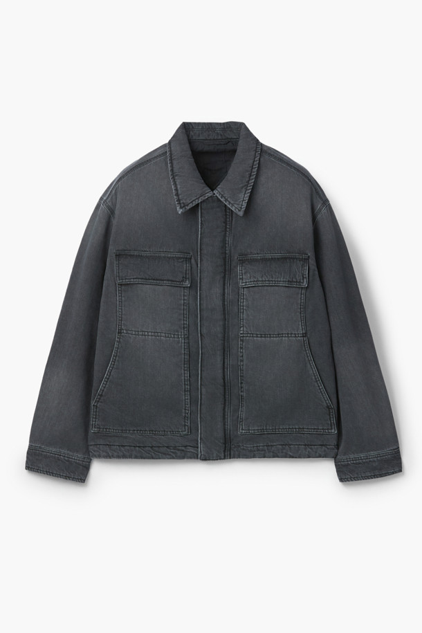 빈티지 워싱 데님 소재의 패디드 블루종 점퍼입니다. 넉넉한 오버핏으로 편안한 착용감을 선사하며, 초겨울까지 따뜻하게 입을 수 있는 두꺼운 두께감의 패딩 안감이 특징입니다. 플랩 포켓과 카라 디자인이 캐주얼하면서도 클래식한 분위기를 더합니다. 스냅 버튼과 히든 플래킷으로 깔끔하게 여밀 수 있으며, 블루 컬러가 어떤 옷에도 쉽게 매치되어 데일리룩으로 활용하기 좋습니다. 남녀 공용으로 착용 가능한 디자인입니다.
