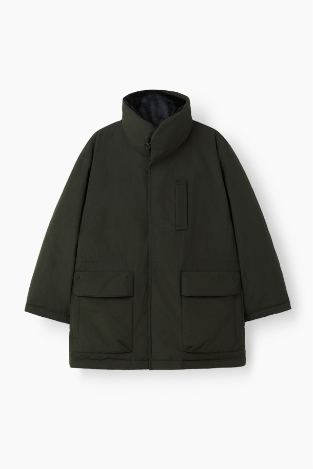 세련된 무드의 하이넥 FUR (퍼) 미들 다운입니다. 클래식하고 미니멀한 스타일로, 일상과 출근, 여행 등 다양한 TPO (티피오)에 활용하기 좋습니다. 방풍, 발수, 보온 기능으로 혹독한 겨울 추위에도 끄떡없으며, 왁스 코팅 처리된 나일론 소재로 고급스러움을 더했습니다. 머스코비 다운(700~750 필파워)과 다운 80%, 깃털 20% 충전재, 페이크 퍼 배색, 소뿔 단추, 허리 스트링 디테일로 보온성과 스타일을 동시에 잡았습니다.
