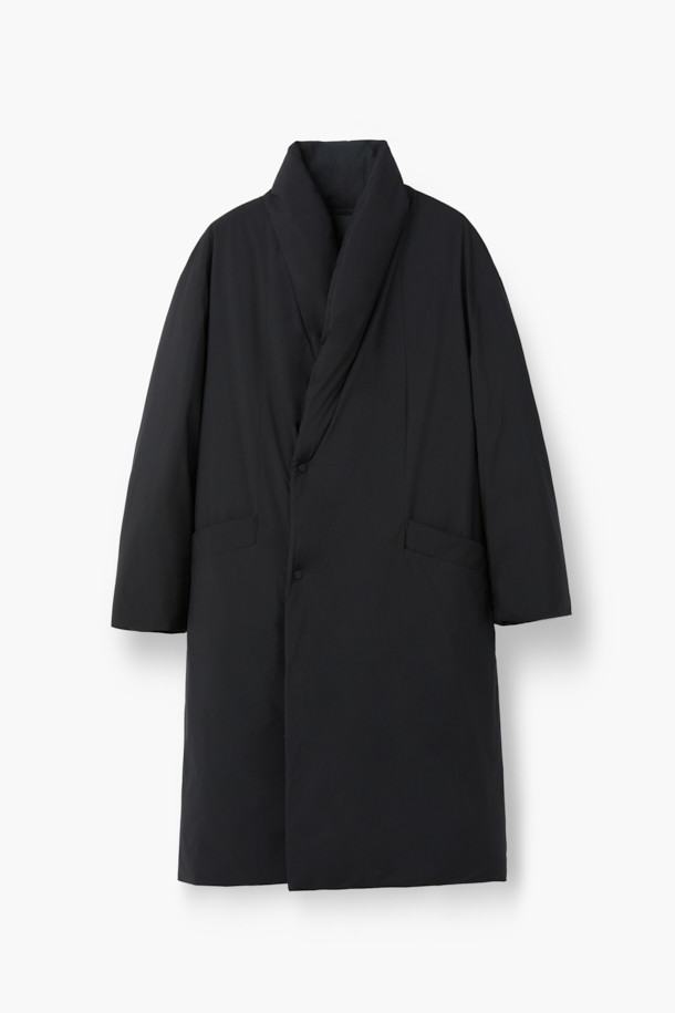 숄카라 롱 로브 다운은 쌀쌀한 겨울 날씨에도 따뜻하고 스타일리시하게 연출할 수 있는 아우터입니다. 클래식한 무드의 무지 디자인으로, 출근룩과 미니멀한 스타일 모두에 잘 어울립니다. 머스코비 다운 80%, 깃털 20% 충전재에 700~750 필파워로 뛰어난 보온성을 자랑하며, 2LAYER 방풍/방수 코팅으로 외부로부터의 보호 기능을 더했습니다. 부드러운 촉감의 폴리에스테르 소재에 숄카라 디자인, 롱 기장, 탈부착 허리벨트, 니트 리브 소맷단, 그리고 웰트 포켓으로 실용성과 디자인을 모두 갖추었습니다. 오버핏으로 편안한 착용감을 선사하며, 방풍, 방수, 보온, 경량 기능으로 겨울철 당신의 따뜻함을 책임져 줄 것입니다.
