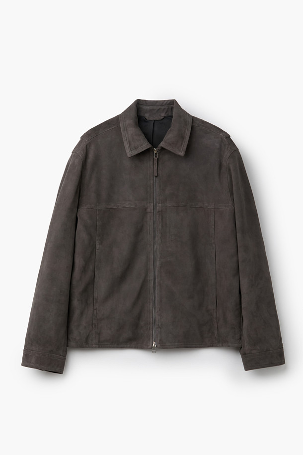 가을과 겨울, 당신의 스타일을 책임질 '고트 스웨이드 점퍼'입니다. 고급스러운 고트 스웨이드 소재와 부드러운 촉감이 특징이며, 세미 오버핏으로 편안한 착용감을 선사합니다. 브라운 컬러의 무지 디자인은 클래식하면서도 미니멀한 분위기를 연출하며, 2WAY 지퍼, 사이드 포켓, 히든 스냅 디테일이 돋보입니다. 긴 소매와 소매/밑단 사이즈 조절 기능으로 완벽한 핏을 완성할 수 있으며, 데이트룩, 모임룩 등 다양한 TPO에 활용하기 좋습니다.
