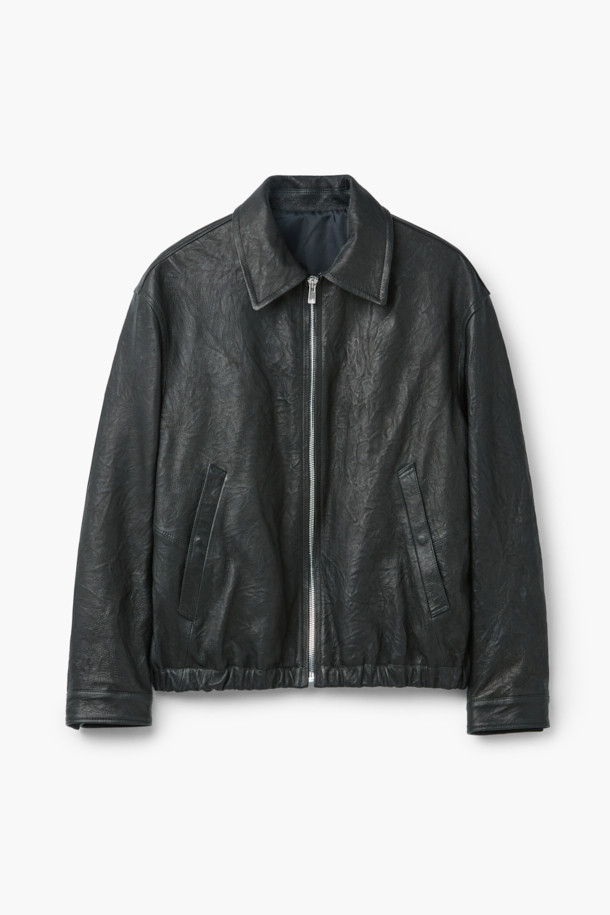 세련된 분위기를 연출하는 크링클 레더 블루종 점퍼입니다. 부드러운 소가죽 소재에 크링클 텍스처를 더해 고급스러운 질감을 선사하며, 봄, 가을 시즌에 착용하기 좋습니다. 캐주얼, 클래식 스타일 모두 소화 가능하며, 데이트룩, 모임룩에 잘 어울립니다. 오버핏 디자인으로 편안한 착용감을 제공하며, YKK EXCELLA 지퍼, 엘라스틱 밴드 밑단, 히든 스냅 디테일로 완성도를 높였습니다. 블랙 컬러의 무지 디자인으로 어떤 옷에도 쉽게 매치할 수 있는 활용도 높은 아이템입니다.
