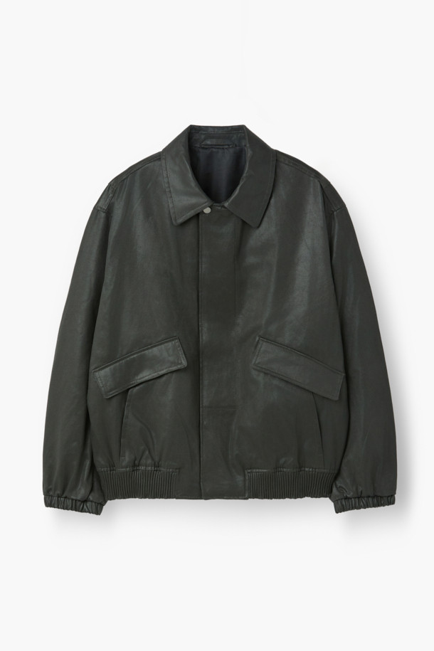 크랙 페이크 레더 점퍼는 여성스러운 캐주얼룩과 빈티지 무드를 동시에 연출하는 아우터입니다. 부드러운 촉감의 페이크 레더 소재와 은은한 광택감이 고급스러운 느낌을 더하며, 물과 오염에 강해 실용적입니다. 숏 기장의 코쿤핏 디자인으로 편안하면서도 스타일리시하게 착용 가능하며, 히든 지퍼와 스냅 여밈으로 깔끔함을 더했습니다. 소매단 엘라스틱 밴딩 처리, 2-WAY 포켓, 스모킹 마감 디테일이 돋보이며, 데이트룩, 모임룩, 미니멀, 시크 스타일 등 다양한 스타일에 활용하기 좋습니다. 블랙 컬러의 무지 크랙 패턴으로 어떤 옷에도 쉽게 매치할 수 있습니다.
